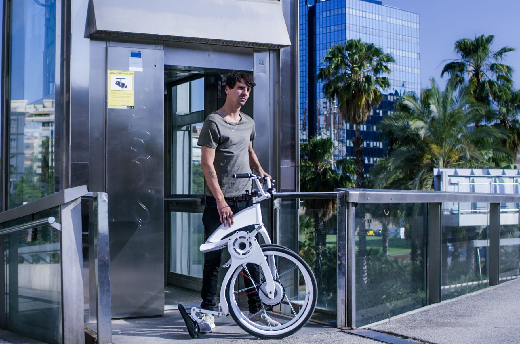 Gi FlyBike The first e bike to fold in one second Indiegogo